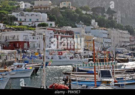 Capri, Italie - 18 mai 2013 : Capri, Italie - 18 mai 2013 : Paysage de l'île, vue de la mer, avec des maisons traditionnelles de la Méditerranée et blanc Banque D'Images