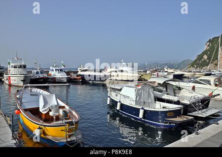 Capri, Italie - 18 mai 2013 : Capri, Italie - 18 mai 2013 : port avec bateaux sur l'eau et ciel bleu en arrière-plan Banque D'Images