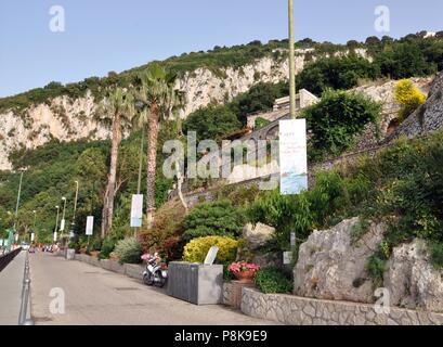 Capri, Italie - 18 mai 2013 : Capri, Italie - 18 mai 2013 : Paysage avec street et colline de l'île verte Banque D'Images