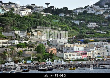 Capri, Italie - 18 mai 2013 : Paysage de la côte de l'île, vue de la mer, avec une colline pleine de maisons blanches traditionnelles de la Méditerranée Banque D'Images