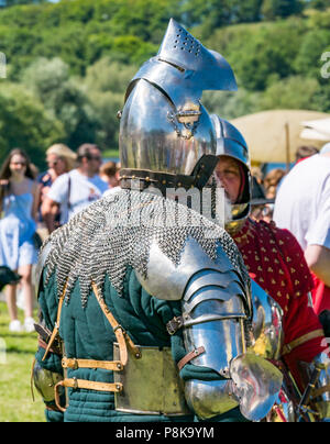 Foire Médiévale, le Palais de Linlithgow, Ecosse, Royaume-Uni. La journée de plaisir en famille divertissement d'été ; les membres de la Société historique Sautoir en costume militaire médiévale Banque D'Images