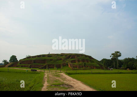 Gokul Medh un monticule excavé dans le village de Gokul en vertu de l'upazila de Bogra Sadar, à environ deux kilomètres au sud-ouest de Mahasthangarh citadelle. Il est populairement connu Banque D'Images