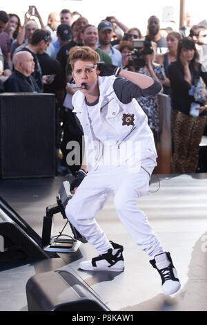 Justin Bieber joue sur NBC's "Aujourd'hui" du Rockefeller Plaza le 15 juin 2012 à New York. Banque D'Images