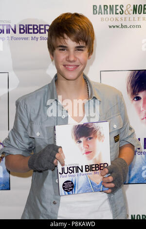 Justin Bieber fait la promotion de son nouveau livre 'Première Étape 2 Forever' à Barnes & Noble, la 5e Avenue, le 26 novembre 2010 à New York. Banque D'Images