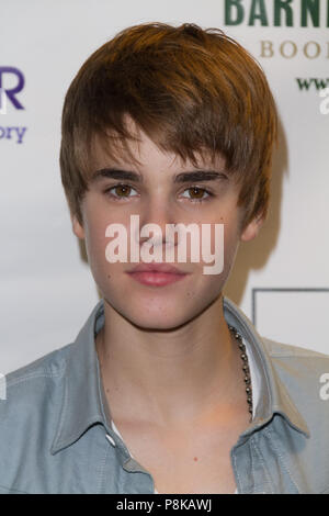 Justin Bieber fait la promotion de son nouveau livre 'Première Étape 2 Forever' à Barnes & Noble, la 5e Avenue, le 26 novembre 2010 à New York. Banque D'Images