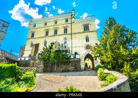 Vue panoramique à l'ancien château historique dans Trakoscan, attraction touristique populaire dans le Nord de la Croatie, de l'Europe. Banque D'Images