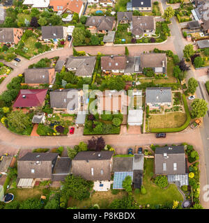 Allemand typique de développement de nouveaux logements dans la campagne de télévision du nord de l'Allemagne entre champs et prairies, faite avec drone Banque D'Images