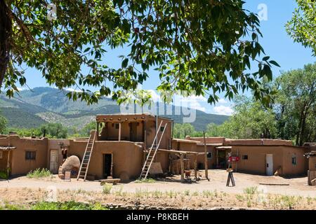 Taos Pueblo de Taos au Nouveau-Mexique a été occupé pendant plus de 1000 ans par les Indiens d'Amérique Banque D'Images