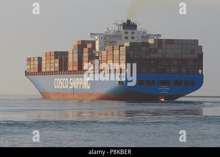 Vue arrière de la pile de conteneurs d'expédition sur le COSCO Shipping Container Ship, CSCL printemps alors qu'elle quitte le port de Los Angeles, CA, USA. Banque D'Images