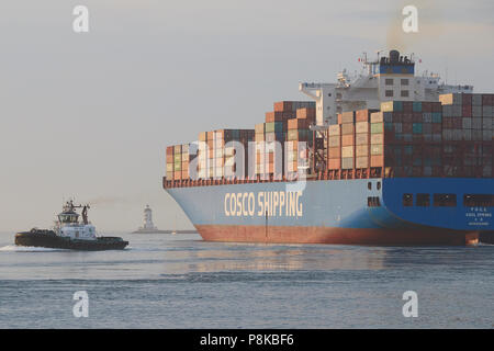 Vue arrière de la pile de conteneurs d'expédition sur le COSCO Shipping Container Ship, CSCL AUTOMNE alors qu'elle quitte le port de Los Angeles, CA, USA. Banque D'Images