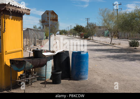 La rue vide dans un village sur la route de Loreto, Baja California Banque D'Images
