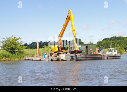 Le dragage et le chargement de barge sur la rivière Bure sur les Norfolk Broads Horning, près de Norfolk, Angleterre, Royaume-Uni, Europe. Banque D'Images