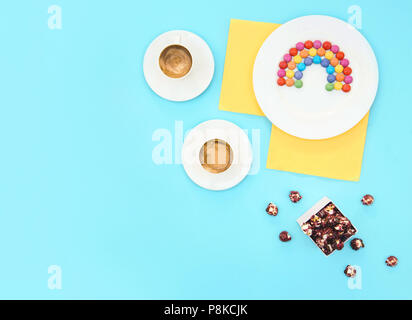 Colorée avec des bonbons et présent sur fond bleu. Banque D'Images