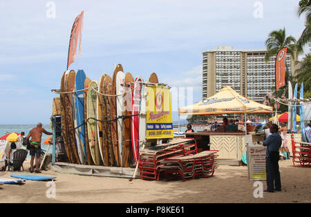 Surfboards disponible pour location touristique par Hawaiian Océans Société de location de voitures. La plage de Waikiki, Waikiki, Honolulu, Oahu, Hawaii, USA. Banque D'Images