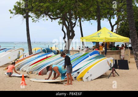 Surfboards disponible pour location touristique par Star Beachboys compagnie de location. Nettoyage des planches de travailleurs. La plage de Waikiki, Waikiki, Honolulu, Oahu Island, Banque D'Images