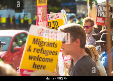 Des foules en colère à l'extérieur du palais de Blenheim de protestation contre le président Donald Trump à l'occasion de sa visite au Royaume-Uni Banque D'Images