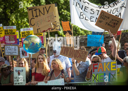 Des foules en colère à l'extérieur du palais de Blenheim de protestation contre le président Donald Trump à l'occasion de sa visite au Royaume-Uni Banque D'Images