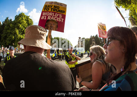 Des foules en colère à l'extérieur du palais de Blenheim de protestation contre le président Donald Trump à l'occasion de sa visite au Royaume-Uni Banque D'Images