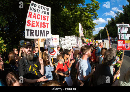 Des foules en colère à l'extérieur du palais de Blenheim de protestation contre le président Donald Trump à l'occasion de sa visite au Royaume-Uni Banque D'Images