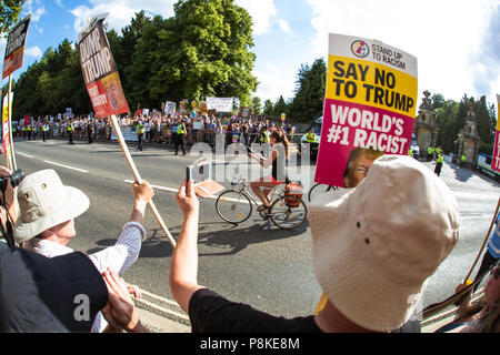 Des foules en colère à l'extérieur du palais de Blenheim de protestation contre le président Donald Trump à l'occasion de sa visite au Royaume-Uni Banque D'Images