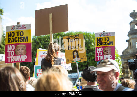 Des foules en colère à l'extérieur du palais de Blenheim de protestation contre le président Donald Trump à l'occasion de sa visite au Royaume-Uni Banque D'Images