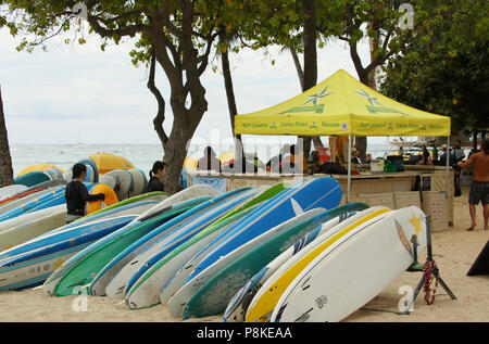 Surfboards disponible pour location touristique par Star Beachboys compagnie de location. La plage de Waikiki, Waikiki, Honolulu, Oahu, Hawaii, USA. Banque D'Images