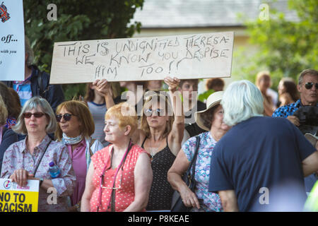 Des foules en colère à l'extérieur du palais de Blenheim de protestation contre le président Donald Trump à l'occasion de sa visite au Royaume-Uni Banque D'Images