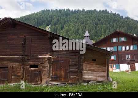 Grange, chalet et église du village beffroi, Mürren, Oberland Bernois, Suisse Banque D'Images