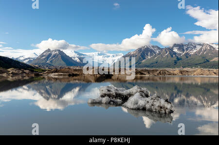 Un iceberg dans l'eau de la fonte des glaciers et des racines de Kennicott McCarthy dans près de Wrangell-St. Elias National Park dans le sud de l'Alaska. Banque D'Images