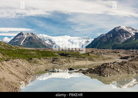 L'eau de fusion de la glace et au terminus de la racine et de Kennicott McCarthy dans près de glaciers Wrangell-St. Elias National Park dans le sud de l'Alaska. Banque D'Images