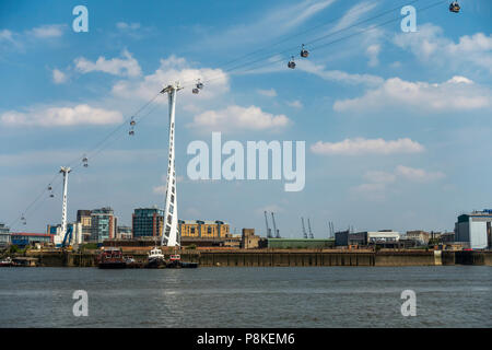 Le téléphérique Emirates Air Line au-dessus de la Tamise, avec un arrière-plan de la Royal Docks, Docklands, London, England, UK Banque D'Images