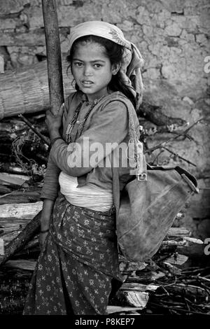 Tamang girl dans un village - Trek au Népal, solutions Banque D'Images