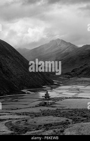 CHORTEN bouddhiste tibétain et l'Himalaya à haute altitude ou d'ORGE TSAMPA CHAMPS dans la vallée de la TARAP N - DOLPO, au Népal Banque D'Images