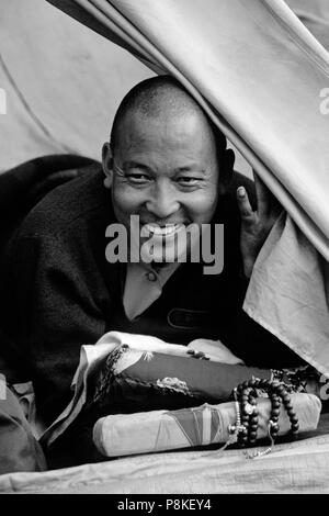 Un moine bouddhiste tibétain de haut rang à partir de la Mustang dans sa tente avec son chapelet et de prières - District du Dolpo, au Népal Banque D'Images