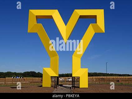 Big Yellow Y d'art, Bienvenue à la passerelle du Yorkshire, Bawtry Road, Rossington , South Yorkshire, Angleterre, Royaume-Uni, DN11 0GT (Paysage) Banque D'Images