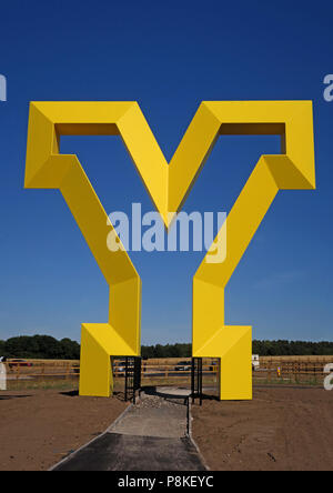 Big Yellow Y d'art, Bienvenue à la passerelle du Yorkshire, Bawtry Road, Rossington , South Yorkshire, Angleterre, Royaume-Uni, DN11 0GT (Portrait) Banque D'Images
