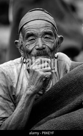 OLD MAN GURUNG avec anneaux d'or dans la vallée de la rivière DORDI - BODHA HIMAL, NÉPAL Banque D'Images