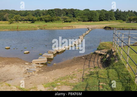 Les ruines du château de Ogmore tremplin en village adjacent à la château en ruine et praticable, pendant la plus grande partie de l'année il s'agit d'un passage à niveau. pied populaires Banque D'Images