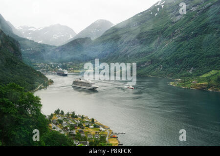 Geiranger, Norvège 6/14/18 navires de croisière dans le petit village de Geiranger, Norvège. Geiranger est la porte de la Norvège des fjords. Photo par Dennis Bra Banque D'Images