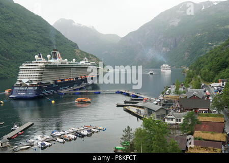 Geiranger, Norvège 6/14/18 navires de croisière dans le petit village de Geiranger, Norvège. Geiranger est la porte de la Norvège des fjords. Photo par Dennis Bra Banque D'Images