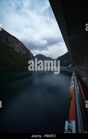 Geiranger, Norvège 6/14/18 un bateau de croisière passe par les sept Sœurs cascades près de Geiranger, Norvège. Geiranger est la porte de la Norvège des fjords. Banque D'Images