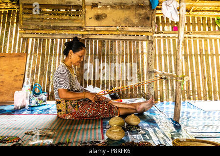 Femmes qui travaillent sur les arts et l'artisanat traditionnel dans la longue maison bavanggazo rungus kampung Sabah Malaisie île de Bornéo Banque D'Images