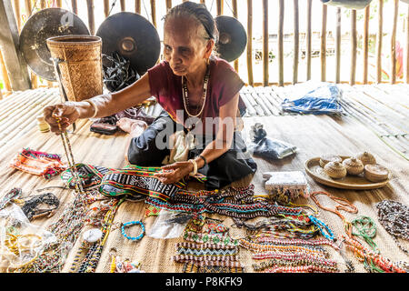 Femmes qui travaillent sur les arts et l'artisanat traditionnel dans la longue maison bavanggazo rungus kampung Sabah Malaisie île de Bornéo Banque D'Images