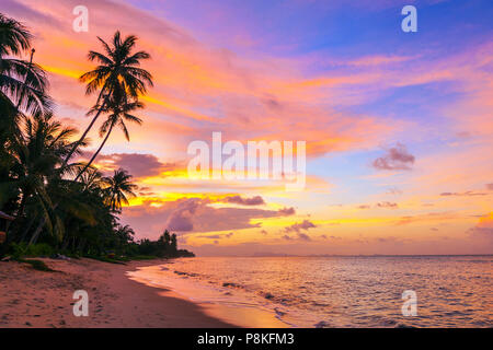 Magnifique coucher de soleil sur Bang Po beach. Koh Samui en Thaïlande. Banque D'Images