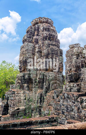 Tour avec images de Bouddha dans le temple d'Angkor Tom au Cambodge. Banque D'Images