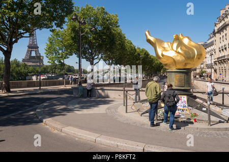 Paris, France - 23 juin 2018 : les touristes se rassemblent devant la flamme de la liberté, un mémorial officieux pour Diana, princesse de Galles. Banque D'Images