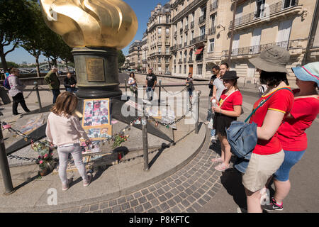 Paris, France - 23 juin 2018 : les touristes se rassemblent devant la flamme de la liberté, un mémorial officieux pour Diana, princesse de Galles. Banque D'Images