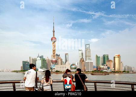 SHANGHAI - 14 mai, 2012. Les touristes sur le boulevard Bund avec Pudong District sur l'arrière-plan. Maisons de quartier de Pudong Lujiazui Finance et Zone Franche et Shang Banque D'Images