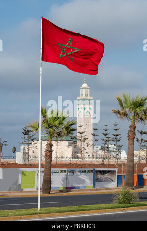 Drapeau marocain avec vue sur la Mosquée Hassan II, Casablanca, Maroc Banque D'Images