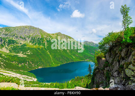 Vue de l'altitude du lac Morskie Oko dans les montagnes Tatra sur une journée ensoleillée d'été Banque D'Images